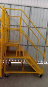 Escada Plataforma NR-12 MONTEEUSE Aço ou Alumínio - Atendimento total as NR-12 e NR-35, com acesso angulado, degraus galvanizados e antiderrapantes e Plataforma superior com guarda-corpos e rodapés. Acompanha ART de fabricação e é amplamente utilizada nas maiores indústrias do Brasil, com altíssima qualidade de fabricação, matéria-prima certificada e acabamento de superfície de alta qualidade - pintura eletrostática.