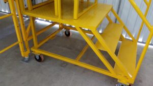 Escada Plataforma NR-12 MONTEEUSE Aço ou Alumínio - Atendimento total as NR-12 e NR-35, com acesso angulado, degraus galvanizados e antiderrapantes e Plataforma superior com guarda-corpos e rodapés. Acompanha ART de fabricação e é amplamente utilizada nas maiores indústrias do Brasil, com altíssima qualidade de fabricação, matéria-prima certificada e acabamento de superfície de alta qualidade - pintura eletrostática.