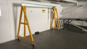 Pórtico de içamento de Cargas MONTEEUSE - Pórtico ajustável em altura ou largura, com capacidade de carga alta e formato customizável conforme a necessidade do cliente. Segurança no içamento e movimentação de cargas pesadas.