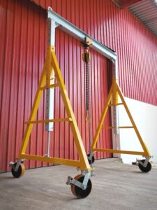 Pórtico de içamento de Cargas MONTEEUSE - Pórtico ajustável em altura ou largura, com capacidade de carga alta e formato customizável conforme a necessidade do cliente. Segurança no içamento e movimentação de cargas pesadas.