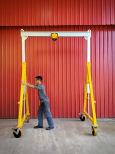 Pórtico de içamento de Cargas MONTEEUSE - Pórtico ajustável em altura ou largura, com capacidade de carga alta e formato customizável conforme a necessidade do cliente. Segurança no içamento e movimentação de cargas pesadas.