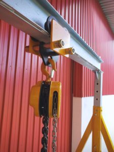 Pórtico de içamento de Cargas MONTEEUSE - Pórtico ajustável em altura ou largura, com capacidade de carga alta e formato customizável conforme a necessidade do cliente. Segurança no içamento e movimentação de cargas pesadas.