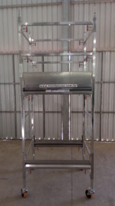 Andaime Plataforma Original MONTEEUSE PI0702779-6 Aço ou Alumínio - Produto patenteado - Segurança em altura para manutenção industrial ou construção civil, garantindo acesso seguro pela escada incorporada, Guarda-corpos e Rodapés conforme NR-18, conjunto de piso antiderrapante e forração completa, com alçapão de acesso seguro. Pode ser apoiado com sapatas ajustáveis ou rodízios para movimentação segura da estrutura. Totalmente normatizado, com ART de fabricação recolhida junto ao CREA, Memorial de cálculo, Manual de montagem, Checklist de montagem, Projeto de montagem e Treinamento tipo seminário online com certificados nominais a cada participante. Destaque nas maiores indústrias do Brasil, tendo como clientes a VALE, CSN, Usiminas, Petrobrás, GERDAU, CEMIG, Raízen, JBS SEARA, Marfrig, Usaçucar, Bunge, ADM do Brasil, Syngenta, SENAI, Cofco, Hydro Alunorte, entre outros.