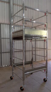 Andaime Plataforma Original MONTEEUSE PI0702779-6 Aço ou Alumínio - Produto patenteado - Segurança em altura para manutenção industrial ou construção civil, garantindo acesso seguro pela escada incorporada, Guarda-corpos e Rodapés conforme NR-18, conjunto de piso antiderrapante e forração completa, com alçapão de acesso seguro. Pode ser apoiado com sapatas ajustáveis ou rodízios para movimentação segura da estrutura. Totalmente normatizado, com ART de fabricação recolhida junto ao CREA, Memorial de cálculo, Manual de montagem, Checklist de montagem, Projeto de montagem e Treinamento tipo seminário online com certificados nominais a cada participante. Destaque nas maiores indústrias do Brasil, tendo como clientes a VALE, CSN, Usiminas, Petrobrás, GERDAU, CEMIG, Raízen, JBS SEARA, Marfrig, Usaçucar, Bunge, ADM do Brasil, Syngenta, SENAI, Cofco, Hydro Alunorte, entre outros.