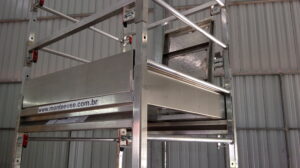 Andaime Plataforma Original MONTEEUSE PI0702779-6 Aço ou Alumínio - Produto patenteado - Segurança em altura para manutenção industrial ou construção civil, garantindo acesso seguro pela escada incorporada, Guarda-corpos e Rodapés conforme NR-18, conjunto de piso antiderrapante e forração completa, com alçapão de acesso seguro. Pode ser apoiado com sapatas ajustáveis ou rodízios para movimentação segura da estrutura. Totalmente normatizado, com ART de fabricação recolhida junto ao CREA, Memorial de cálculo, Manual de montagem, Checklist de montagem, Projeto de montagem e Treinamento tipo seminário online com certificados nominais a cada participante. Destaque nas maiores indústrias do Brasil, tendo como clientes a VALE, CSN, Usiminas, Petrobrás, GERDAU, CEMIG, Raízen, JBS SEARA, Marfrig, Usaçucar, Bunge, ADM do Brasil, Syngenta, SENAI, Cofco, Hydro Alunorte, entre outros.