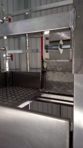 Andaime Plataforma Original MONTEEUSE PI0702779-6 Aço ou Alumínio - Produto patenteado - Segurança em altura para manutenção industrial ou construção civil, garantindo acesso seguro pela escada incorporada, Guarda-corpos e Rodapés conforme NR-18, conjunto de piso antiderrapante e forração completa, com alçapão de acesso seguro. Pode ser apoiado com sapatas ajustáveis ou rodízios para movimentação segura da estrutura. Totalmente normatizado, com ART de fabricação recolhida junto ao CREA, Memorial de cálculo, Manual de montagem, Checklist de montagem, Projeto de montagem e Treinamento tipo seminário online com certificados nominais a cada participante. Destaque nas maiores indústrias do Brasil, tendo como clientes a VALE, CSN, Usiminas, Petrobrás, GERDAU, CEMIG, Raízen, JBS SEARA, Marfrig, Usaçucar, Bunge, ADM do Brasil, Syngenta, SENAI, Cofco, Hydro Alunorte, entre outros.