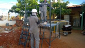 Andaime Tubular NR-18 MONTEEUSE - Segurança em altura para manutenção industrial ou construção civil, garantindo acesso seguro pelas escadas e guarda-corpos com portinhola de acesso ao piso antiderrapante e forração completa. Possui rodapés, diagonais e ligações de base. Pode ser apoiado com sapatas ajustáveis ou rodízios para movimentação segura da estrutura. Totalmente normatizado, com ART de fabricação, Memorial de cálculo e Manual de montagem.