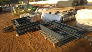 Andaime Tubular NR-18 MONTEEUSE - Segurança em altura para manutenção industrial ou construção civil, garantindo acesso seguro pelas escadas e guarda-corpos com portinhola de acesso ao piso antiderrapante e forração completa. Possui rodapés, diagonais e ligações de base. Pode ser apoiado com sapatas ajustáveis ou rodízios para movimentação segura da estrutura. Totalmente normatizado, com ART de fabricação, Memorial de cálculo e Manual de montagem.