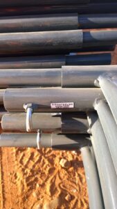 Andaime Tubular NR-18 MONTEEUSE - Segurança em altura para manutenção industrial ou construção civil, garantindo acesso seguro pelas escadas e guarda-corpos com portinhola de acesso ao piso antiderrapante e forração completa. Possui rodapés, diagonais e ligações de base. Pode ser apoiado com sapatas ajustáveis ou rodízios para movimentação segura da estrutura. Totalmente normatizado, com ART de fabricação, Memorial de cálculo e Manual de montagem.