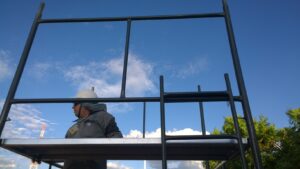 Andaime Tubular NR-18 MONTEEUSE - Segurança em altura para manutenção industrial ou construção civil, garantindo acesso seguro pelas escadas e guarda-corpos com portinhola de acesso ao piso antiderrapante e forração completa. Possui rodapés, diagonais e ligações de base. Pode ser apoiado com sapatas ajustáveis ou rodízios para movimentação segura da estrutura. Totalmente normatizado, com ART de fabricação, Memorial de cálculo e Manual de montagem.