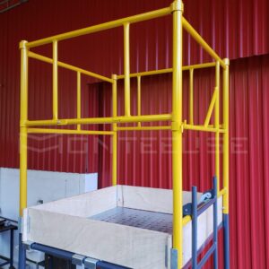 Andaime Tubular NR-18 MONTEEUSE - Segurança em altura para manutenção industrial ou construção civil, garantindo acesso seguro pelas escadas e guarda-corpos com portinhola de acesso ao piso antiderrapante e forração completa. Possui rodapés, diagonais e ligações de base. Pode ser apoiado com sapatas ajustáveis ou rodízios para movimentação segura da estrutura. Totalmente normatizado, com ART de fabricação, Memorial de cálculo e Manual de montagem.