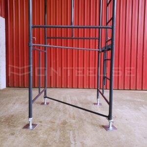 Andaime Tubular NR-18 MONTEEUSE - Segurança em altura para manutenção industrial ou construção civil, garantindo acesso seguro pelas escadas e guarda-corpos com portinhola de acesso ao piso antiderrapante e forração completa. Possui rodapés, diagonais e ligações de base. Pode ser apoiado com sapatas ajustáveis ou rodízios para movimentação segura da estrutura. Totalmente normatizado, com ART de fabricação, Memorial de cálculo e Manual de montagem.