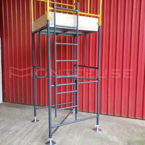 Andaime Tubular NR-18 MONTEEUSE - Segurança em altura para manutenção industrial ou construção civil, garantindo acesso seguro pelas escadas e guarda-corpos com portinhola de acesso ao piso antiderrapante e forração completa. Possui rodapés, diagonais e ligações de base. Pode ser apoiado com sapatas ajustáveis ou rodízios para movimentação segura da estrutura. Totalmente normatizado, com ART de fabricação, Memorial de cálculo e Manual de montagem.