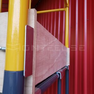 Andaime Tubular NR-18 MONTEEUSE - Segurança em altura para manutenção industrial ou construção civil, garantindo acesso seguro pelas escadas e guarda-corpos com portinhola de acesso ao piso antiderrapante e forração completa. Possui rodapés, diagonais e ligações de base. Pode ser apoiado com sapatas ajustáveis ou rodízios para movimentação segura da estrutura. Totalmente normatizado, com ART de fabricação, Memorial de cálculo e Manual de montagem.