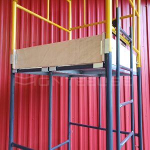 Andaime Tubular NR-18 MONTEEUSE - Segurança em altura para manutenção industrial ou construção civil, garantindo acesso seguro pelas escadas e guarda-corpos com portinhola de acesso ao piso antiderrapante e forração completa. Possui rodapés, diagonais e ligações de base. Pode ser apoiado com sapatas ajustáveis ou rodízios para movimentação segura da estrutura. Totalmente normatizado, com ART de fabricação, Memorial de cálculo e Manual de montagem.