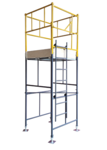 Andaime Tubular NR-18 MONTEEUSE - Segurança em altura para manutenção industrial ou construção civil, garantindo acesso seguro pelas escadas e guarda-corpos com portinhola de acesso ao piso antiderrapante e forração completa. Possui rodapés, diagonais e ligações de base. Pode ser apoiado com sapatas ajustáveis ou rodízios para movimentação segura da estrutura. Totalmente normatizado, com ART de fabricação, Memorial de cálculo e Manual de montagem.