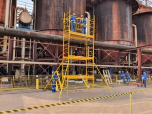 Andaime Plataforma Original MONTEEUSE PI0702779-6 Produto patenteado - Segurança em altura para manutenção industrial ou construção civil, garantindo acesso seguro pela escada incorporada, Guarda-corpos e Rodapés conforme NR-18, conjunto de piso antiderrapante e forração completa, com alçapão de acesso seguro. Pode ser apoiado com sapatas ajustáveis ou rodízios para movimentação segura da estrutura. Totalmente normatizado, com ART de fabricação recolhida junto ao CREA, Memorial de cálculo, Manual de montagem, Checklist de montagem, Projeto de montagem e Treinamento tipo seminário online com certificados nominais a cada participante. Destaque nas maiores indústrias do Brasil, tendo como clientes a VALE, CSN, Usiminas, Petrobrás, GERDAU, CEMIG, Raízen, JBS SEARA, Marfrig, Usaçucar, Bunge, ADM do Brasil, Syngenta, SENAI, Cofco, Hydro Alunorte, entre outros.