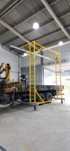 Linha de Vida Móvel tipo C Monteeuse - Segurança em Altura nas atividades de Manutenção, Inspeção de cargas e Enlonamento de veículos e caminhões, com atendimento total a NR35, permitindo a Ancoragem do Cinto de segurança no Trava-quedas. Trabalho seguro, estrutura móvel com Rodízios robustos e de qualidade.