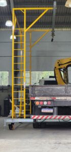 Linha de Vida Móvel tipo C Monteeuse - Segurança em Altura nas atividades de Manutenção, Inspeção de cargas e Enlonamento de veículos e caminhões, com atendimento total a NR35, permitindo a Ancoragem do Cinto de segurança no Trava-quedas. Trabalho seguro, estrutura móvel com Rodízios robustos e de qualidade.