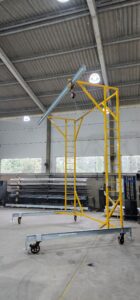 Linha de Vida Móvel tipo C Monteeuse - Segurança em Altura nas atividades de Manutenção, Inspeção de cargas e Enlonamento de veículos e caminhões, com atendimento total a NR35, permitindo a Ancoragem do Cinto de segurança no Trava-quedas. Trabalho seguro, estrutura móvel com Rodízios robustos e de qualidade.