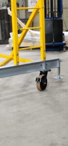 Linha de Vida Móvel tipo C Monteeuse - Segurança em Altura nas atividades de Manutenção, Inspeção de cargas e Enlonamento de veículos e caminhões, com atendimento total a NR35, permitindo a Ancoragem do Cinto de segurança no Trava-quedas. Trabalho seguro, estrutura móvel com Rodízios robustos e de qualidade.