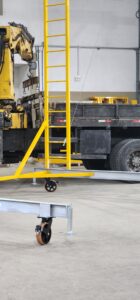Linha de Vida Móvel tipo C Monteeuse - Segurança em Altura nas atividades de Manutenção, Inspeção de cargas e Enlonamento de veículos e caminhões, com atendimento total a NR35, permitindo a Ancoragem do Cinto de segurança no Trava-quedas. Trabalho seguro, estrutura móvel com Rodízios robustos e de qualidade.