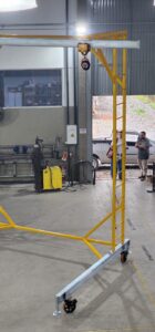 Linha de Vida Móvel tipo C Monteeuse - Segurança em Altura nas atividades de Manutenção, Inspeção de cargas e Enlonamento de veículos e caminhões, com atendimento total a NR35, permitindo a Ancoragem do Cinto de segurança no Trava-quedas. Trabalho seguro, estrutura móvel com Rodízios robustos e de qualidade.
