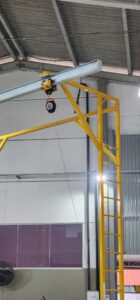 Linha de Vida Móvel tipo C Monteeuse - Segurança em Altura nas atividades de Manutenção, Inspeção de cargas e Enlonamento de veículos e caminhões, com atendimento total a NR35, permitindo a Ancoragem do Cinto de segurança no Trava-quedas. Trabalho seguro, estrutura móvel com Rodízios robustos e de qualidade.