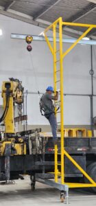 Linha de Vida Móvel tipo C Monteeuse - Segurança em Altura nas atividades de Manutenção, Inspeção de cargas e Enlonamento de veículos e caminhões, com atendimento total a NR35, permitindo a Ancoragem do Cinto de segurança no Trava-quedas. Trabalho seguro, estrutura móvel com Rodízios robustos e de qualidade.