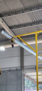 Linha de Vida Móvel tipo C Monteeuse - Segurança em Altura nas atividades de Manutenção, Inspeção de cargas e Enlonamento de veículos e caminhões, com atendimento total a NR35, permitindo a Ancoragem do Cinto de segurança no Trava-quedas. Trabalho seguro, estrutura móvel com Rodízios robustos e de qualidade.