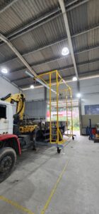 Linha de Vida Móvel tipo C Monteeuse - Segurança em Altura nas atividades de Manutenção, Inspeção de cargas e Enlonamento de veículos e caminhões, com atendimento total a NR35, permitindo a Ancoragem do Cinto de segurança no Trava-quedas. Trabalho seguro, estrutura móvel com Rodízios robustos e de qualidade.