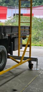 Linha de Vida Móvel tipo C Monteeuse - Segurança em Altura nas atividades de Manutenção, Inspeção de cargas e Enlonamento de veículos e caminhões, com atendimento total a NR35, permitindo a Ancoragem do Cinto de segurança no Trava-quedas. Trabalho seguro, estrutura móvel com Rodízios robustos e de qualidade.