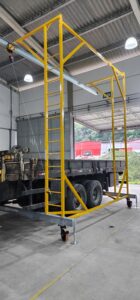 Linha de Vida Móvel tipo C Monteeuse - Segurança em Altura nas atividades de Manutenção, Inspeção de cargas e Enlonamento de veículos e caminhões, com atendimento total a NR35, permitindo a Ancoragem do Cinto de segurança no Trava-quedas. Trabalho seguro, estrutura móvel com Rodízios robustos e de qualidade.