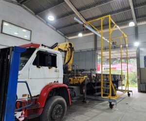 Linha de Vida Móvel tipo C Monteeuse - Segurança em Altura nas atividades de Manutenção, Inspeção de cargas e Enlonamento de veículos e caminhões, com atendimento total a NR35, permitindo a Ancoragem do Cinto de segurança no Trava-quedas. Trabalho seguro, estrutura móvel com Rodízios robustos e de qualidade.