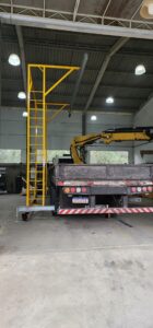 Linha de Vida Móvel tipo C Monteeuse - Segurança em Altura nas atividades de Manutenção, Inspeção de cargas e Enlonamento de veículos e caminhões, com atendimento total a NR35, permitindo a Ancoragem do Cinto de segurança no Trava-quedas. Trabalho seguro, estrutura móvel com Rodízios robustos e de qualidade.