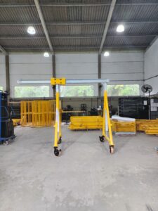 Pórtico de içamento de Cargas MONTEEUSE - Pórtico ajustável em altura ou largura, com capacidade de carga alta e formato customizável conforme a necessidade do cliente. Segurança no içamento e movimentação de cargas pesadas.