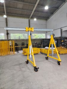 Pórtico de içamento de Cargas MONTEEUSE - Pórtico ajustável em altura ou largura, com capacidade de carga alta e formato customizável conforme a necessidade do cliente. Segurança no içamento e movimentação de cargas pesadas.