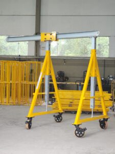 Pórtico de içamento de Cargas MONTEEUSE - Pórtico ajustável em altura ou largura, com capacidade de carga alta e formato customizável conforme a necessidade do cliente. Segurança no içamento e movimentação de cargas pesadas.