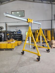 Pórtico de içamento de Cargas MONTEEUSE - Pórtico ajustável em altura ou largura, com capacidade de carga alta e formato customizável conforme a necessidade do cliente. Segurança no içamento e movimentação de cargas pesadas.
