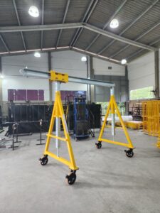 Pórtico de içamento de Cargas MONTEEUSE - Pórtico ajustável em altura ou largura, com capacidade de carga alta e formato customizável conforme a necessidade do cliente. Segurança no içamento e movimentação de cargas pesadas.
