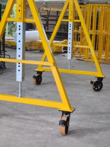 Pórtico de içamento de Cargas MONTEEUSE - Pórtico ajustável em altura ou largura, com capacidade de carga alta e formato customizável conforme a necessidade do cliente. Segurança no içamento e movimentação de cargas pesadas.