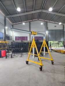 Pórtico de içamento de Cargas MONTEEUSE - Pórtico ajustável em altura ou largura, com capacidade de carga alta e formato customizável conforme a necessidade do cliente. Segurança no içamento e movimentação de cargas pesadas.