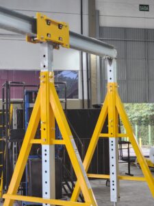 Pórtico de içamento de Cargas MONTEEUSE - Pórtico ajustável em altura ou largura, com capacidade de carga alta e formato customizável conforme a necessidade do cliente. Segurança no içamento e movimentação de cargas pesadas.