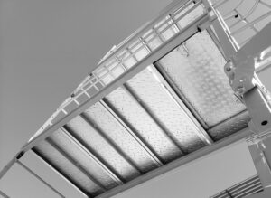 Andaime Plataforma Original MONTEEUSE PI0702779-6 Produto patenteado - Segurança em altura para manutenção industrial ou construção civil, garantindo acesso seguro pela escada incorporada, Guarda-corpos e Rodapés conforme NR-18, conjunto de piso antiderrapante e forração completa, com alçapão de acesso seguro. Pode ser apoiado com sapatas ajustáveis ou rodízios para movimentação segura da estrutura. Totalmente normatizado, com ART de fabricação recolhida junto ao CREA, Memorial de cálculo, Manual de montagem, Checklist de montagem, Projeto de montagem e Treinamento tipo seminário online com certificados nominais a cada participante. Destaque nas maiores indústrias do Brasil, tendo como clientes a VALE, CSN, Usiminas, Petrobrás, GERDAU, CEMIG, Raízen, JBS SEARA, Marfrig, Usaçucar, Bunge, ADM do Brasil, Syngenta, SENAI, Cofco, Hydro Alunorte, entre outros.