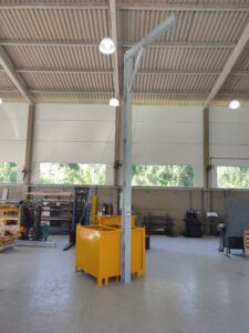 Poste de Ancoragem Móvel - Linha de Vida Móvel com auxílio de empilhadeira ou palleteira - Segurança em Altura nas atividades de Manutenção, Inspeção de cargas e Enlonamento de veículos e caminhões, com atendimento total a NR35, permitindo a Ancoragem do Cinto de segurança no Trava-quedas. Trabalho seguro, estrutura móvel e de alta qualidade.