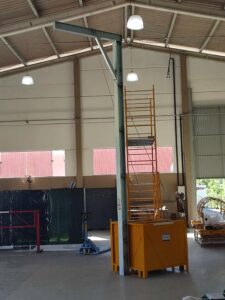 Poste de Ancoragem Móvel - Linha de Vida Móvel com auxílio de empilhadeira ou palleteira - Segurança em Altura nas atividades de Manutenção, Inspeção de cargas e Enlonamento de veículos e caminhões, com atendimento total a NR35, permitindo a Ancoragem do Cinto de segurança no Trava-quedas. Trabalho seguro, estrutura móvel e de alta qualidade.