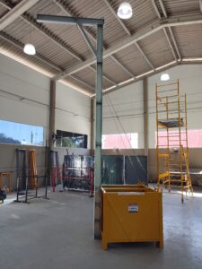 Poste de Ancoragem Móvel - Linha de Vida Móvel com auxílio de empilhadeira ou palleteira - Segurança em Altura nas atividades de Manutenção, Inspeção de cargas e Enlonamento de veículos e caminhões, com atendimento total a NR35, permitindo a Ancoragem do Cinto de segurança no Trava-quedas. Trabalho seguro, estrutura móvel e de alta qualidade.