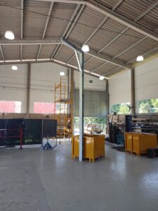 Poste de Ancoragem Móvel - Linha de Vida Móvel com auxílio de empilhadeira ou palleteira - Segurança em Altura nas atividades de Manutenção, Inspeção de cargas e Enlonamento de veículos e caminhões, com atendimento total a NR35, permitindo a Ancoragem do Cinto de segurança no Trava-quedas. Trabalho seguro, estrutura móvel e de alta qualidade.