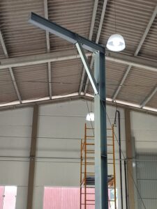 Poste de Ancoragem Móvel - Linha de Vida Móvel com auxílio de empilhadeira ou palleteira - Segurança em Altura nas atividades de Manutenção, Inspeção de cargas e Enlonamento de veículos e caminhões, com atendimento total a NR35, permitindo a Ancoragem do Cinto de segurança no Trava-quedas. Trabalho seguro, estrutura móvel e de alta qualidade.