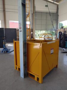 Poste de Ancoragem Móvel - Linha de Vida Móvel com auxílio de empilhadeira ou palleteira - Segurança em Altura nas atividades de Manutenção, Inspeção de cargas e Enlonamento de veículos e caminhões, com atendimento total a NR35, permitindo a Ancoragem do Cinto de segurança no Trava-quedas. Trabalho seguro, estrutura móvel e de alta qualidade.